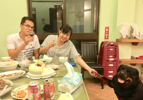 美女摸好開心、男生摸心已死 這只狗狗完美詮釋對比經典表情