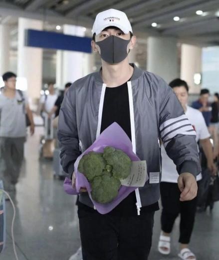保劍鋒被粉絲送鵝 這是要回家燉了吃鵝肉的節奏嗎？