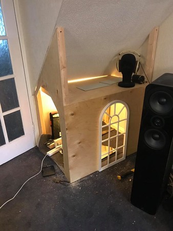 狗狗瞇眼監工超豪華狗窩 完成照驚呆網友：有電視 比我房間還高級