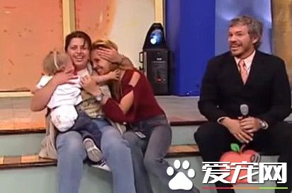 獅子上節目竟撲咬女童 眾人嚇到目瞪口呆