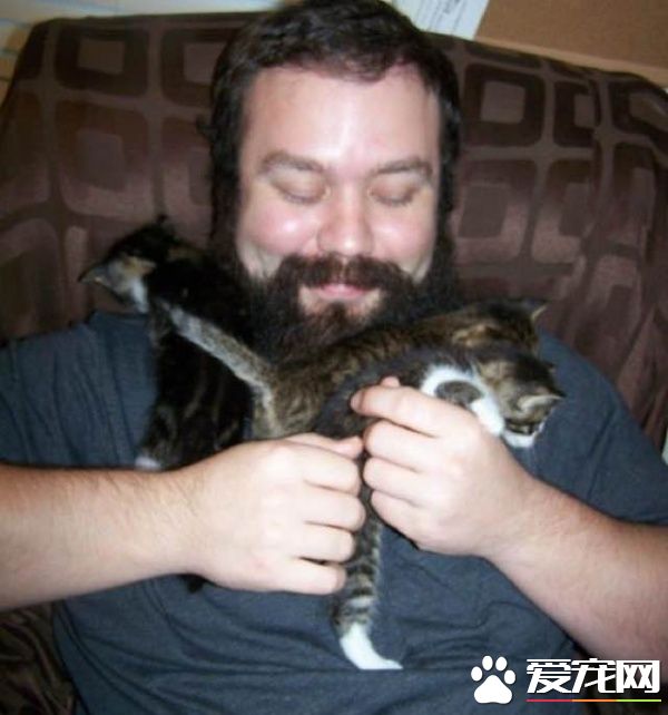 大胡子暖男救援落難貓 用胡子記錄它們成長