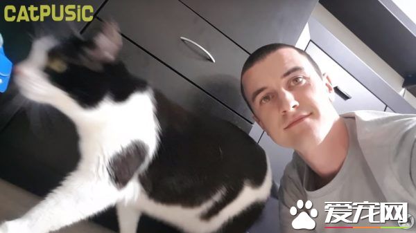 和愛貓自拍合照失敗？白俄羅斯貓奴分享合照妙招