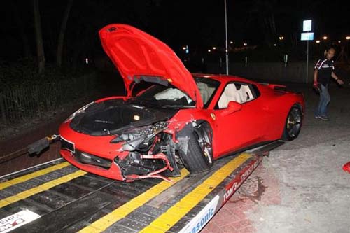 400萬法拉利為避讓小動物撞向路邊石井導致車身嚴重受損