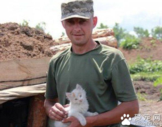 戰火中的小天使 烏克蘭士兵秀出戰地<a href=/ target=_blank class=infotextkey>寵物</a>