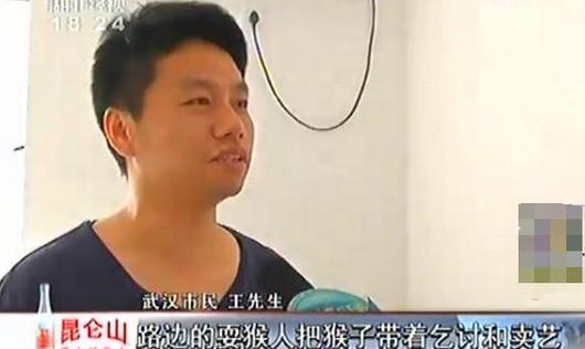 寵物斗牛犬當街緊咬小猴不放 主人因此大打出手