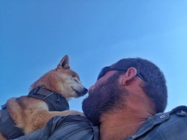 愛犬失去視力變膽小 為重拾自信男子帶它再次踏上旅程