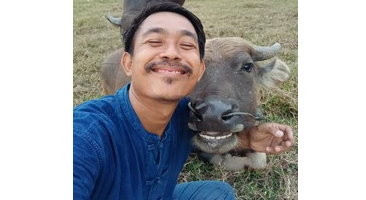 甜到融化了！泰國小哥與水牛神同步的自拍