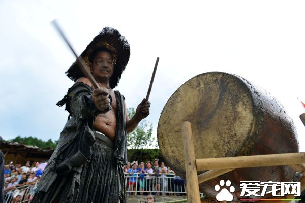 貴州劍河縣辦抬狗節民俗節日 表示對狗尊重