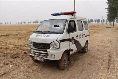 河北偷狗賊被抓現場:砍警察砸警車毒鏢傷人