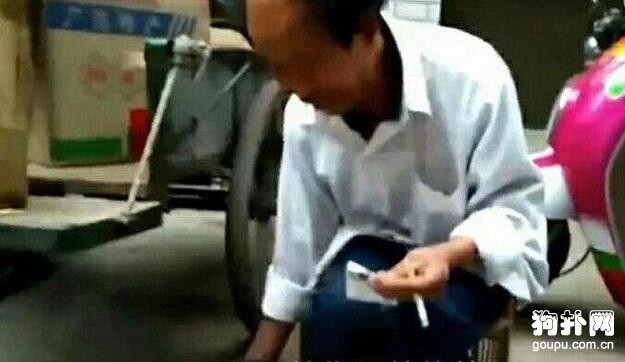 農村大叔30元賣狗，小奶狗緊抱主人褲腳不肯走