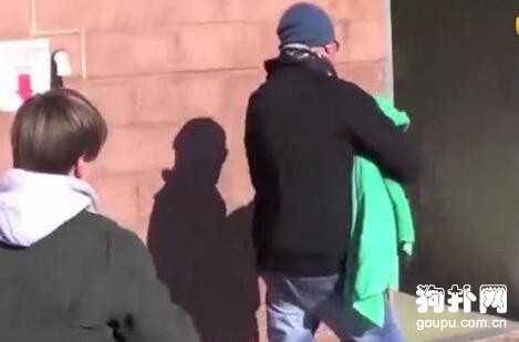 狗狗被鐵鏈綁了數年，為了求生咬斷了自己的前肢