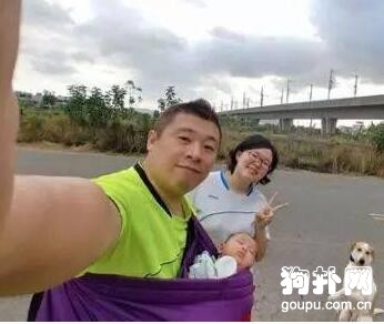 爸爸用“火星語”逗女兒，狗狗一臉懵逼