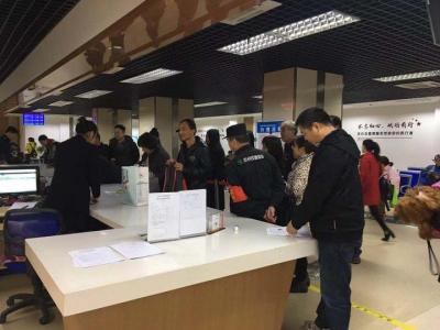 “最嚴”養<a href=/zhonglei/gou/ target=_blank class=infotextkey>狗</a>令實施后:辦證點天天爆滿 居民養犬更文明